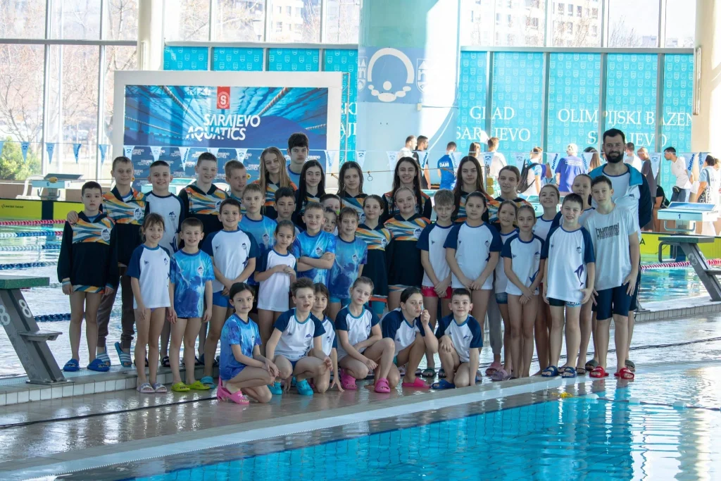 Flipper sportski klub vodi školu plivanja već više od 10 godina s zapanjujućim uspjesima ostvarenim na državnim i međunarodnim takmičenjima iz svih kategorija.
